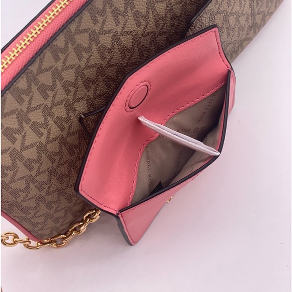 MICHAEL KORS JET SET TRAVEL LG 2 in 1
WRISTLET/WALLET AND CARD CASE - Picture 4 of 12